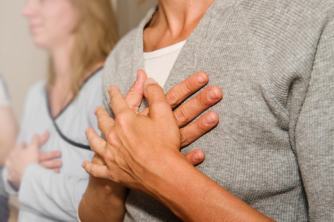 SpürenSuche Hand auf Brust