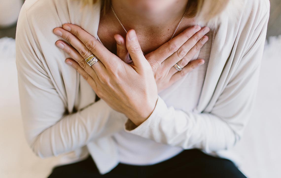 SpürenSuche Hand auf Brust II