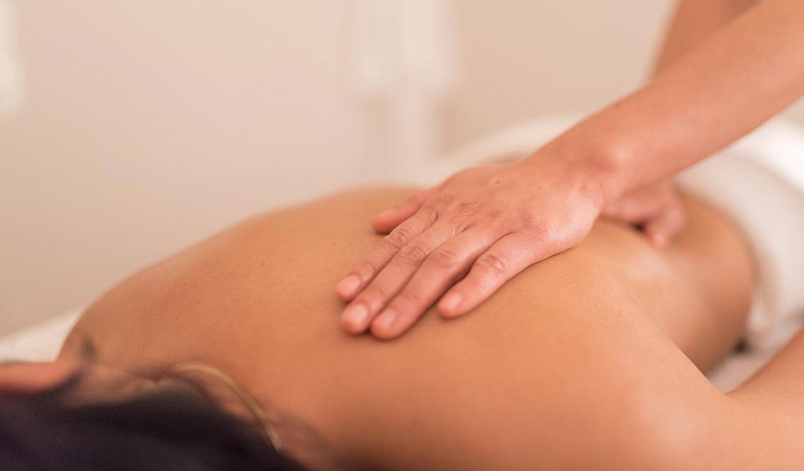 SpürenSuche Hände auf Rücken